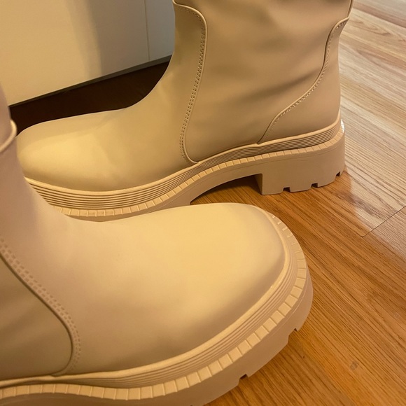 BRAND NEW cream/off white go-go boots - Picture 4 of 4